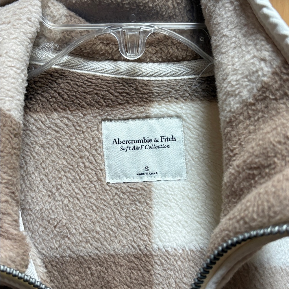 Women’s Abercrombie & Fitch fleece 1/4 zip. Small. Good condition. - Picture 4 of 6
